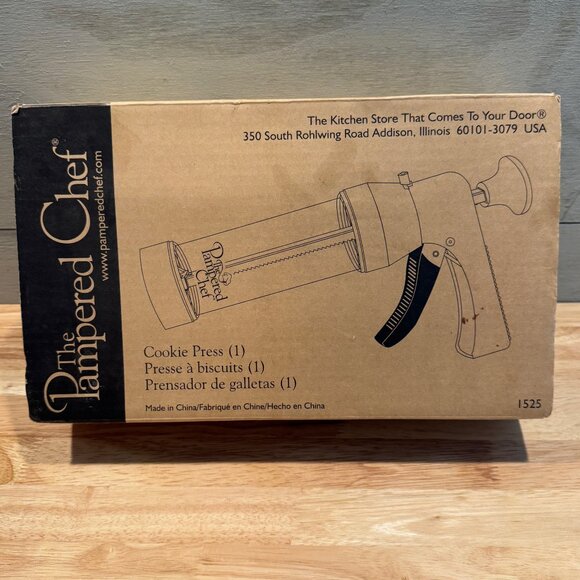 NIB - The Pampered Chef 1525 Cookie Press with 16 Discs - White - Picture 2 of 8